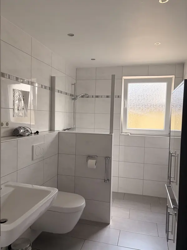 Neu renoviertes Badezimmer mit bodengleicher Dusche und Tageslicht