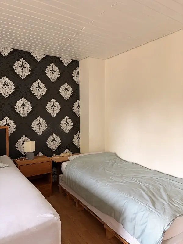Zusätzliches Einzelbett im Schlafzimmer neben dem Doppelbett